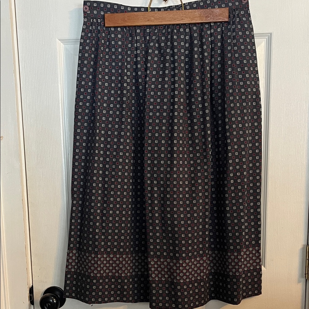 Elegant Gray and Red Patterned Skirt